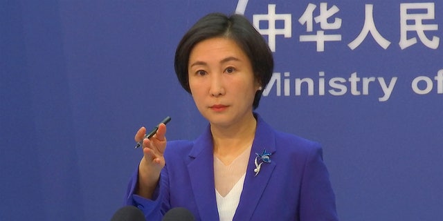 El portavoz del Ministerio de Relaciones Exteriores de China, Mao Ning, gesticula durante una conferencia de prensa en el Ministerio de Relaciones Exteriores en Beijing, el 13 de octubre de 2022.