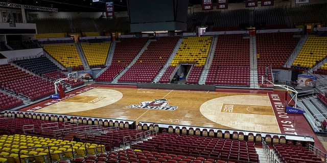 New Mexico Eyalet Üniversitesi'ndeki Pan American Center'ın basketbol sahası, 15 Şubat 2023'te New Mexico, Las Cruces'te resmedilmiştir.