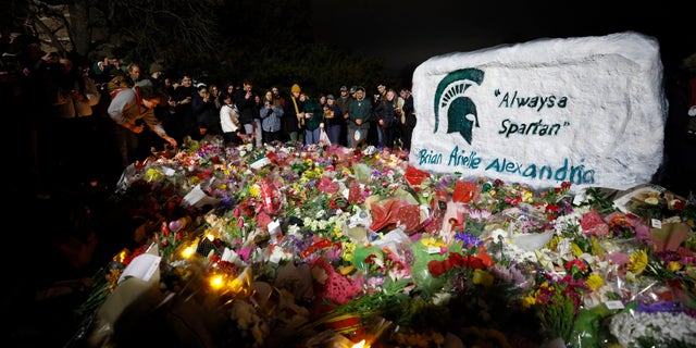 Los dolientes asisten a una vigilia en memoria de Alexandria Verner, Brian Fraser y Arielle Anderson en The Rock en los terrenos de la Universidad Estatal de Michigan en East Lansing, Michigan, el miércoles 15 de febrero de 2023. 