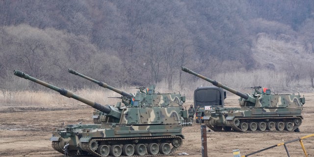 Tentara Korea Selatan bekerja dengan howitzer self-propelled K-9 di Paju, Korea Selatan, dekat perbatasan dengan Korea Utara, Kamis, 16 Februari 2023.