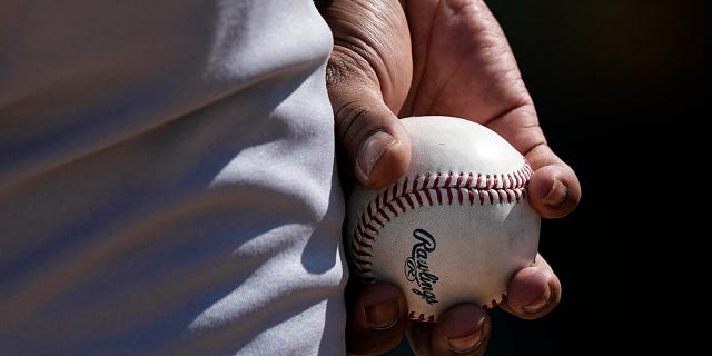 El lanzador abridor de los Piratas de Pittsburgh, Rancy Contreras, lleva una pelota durante el entrenamiento de primavera el sábado 18 de febrero de 2023 en Bradenton, Florida.