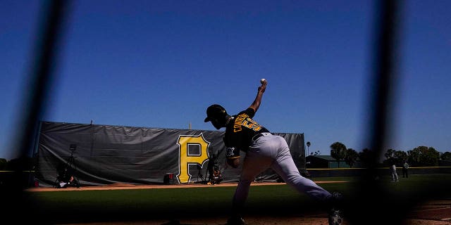 El lanzador abridor de los Piratas de Pittsburgh, Roansy Contreras, lanza durante una práctica el sábado 18 de febrero de 2023 en Bradenton, Florida.