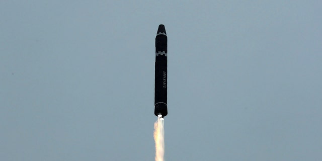 Foto ini disediakan oleh pemerintah Korea Utara, menunjukkan peluncuran uji coba ICBM Hwasong-15 di Bandara Internasional Pyongyang di Pyongyang, Korea Utara, Sabtu, 18 Februari 2023. Konten gambar ini disediakan dan tidak dapat ditiru diverifikasi secara independen.