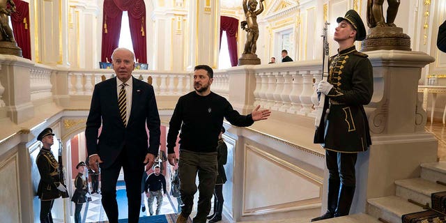 El presidente Biden se reúne con el presidente ucraniano Volodymyr Zelensky en el Palacio Mariinsky durante una visita no anunciada a Kiev, Ucrania, el lunes 20 de febrero de 2023.