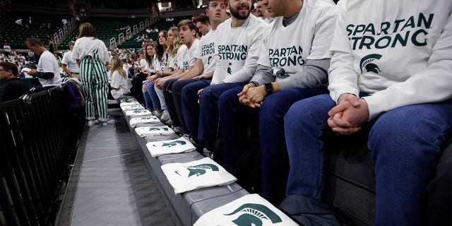 Las camisetas se colocan en primera fila en el Breslin Center para los tres estudiantes muertos y cinco heridos del estado de Michigan antes de un partido de baloncesto universitario de la NCAA entre Indiana y el estado de Michigan el martes 21 de febrero de 2023 en East Lansing, Michigan. 