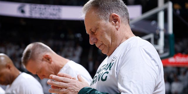 El entrenador de Michigan State, Tom Izzo, observa un momento de silencio antes del partido de baloncesto universitario de la NCAA del equipo contra Indiana, el martes 21 de febrero de 2023, en East Lansing, Michigan.  Cientos llenaron una iglesia de Detroit el martes para el funeral de una mujer del área de Detroit de 19 años, una aspirante a doctora que fue una de los tres estudiantes universitarios baleados fatalmente en Michigan la semana pasada.