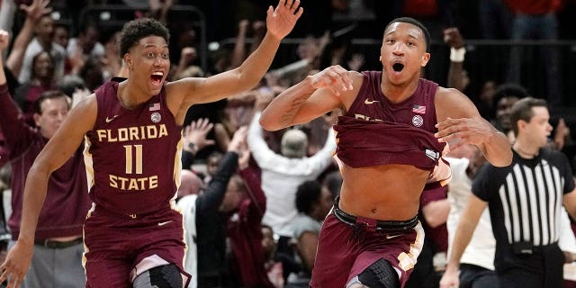 El guardia del estado de Florida, Matthew Cleveland, a la derecha, reacciona después de anotar la canasta ganadora del juego contra Miami, el sábado 25 de febrero de 2023, en Coral Gables.