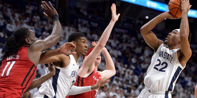 Jalen Pickett (22) de Penn State salva para anotar contra Rutgers en la primera mitad de un partido de baloncesto universitario de la NCAA el domingo 26 de febrero de 2023 en State College, Pensilvania. 