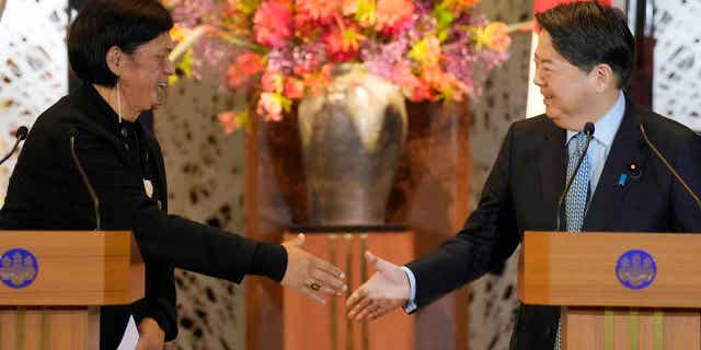 Los ministros de Relaciones Exteriores de Japón y Nueva Zelanda acordaron acelerar las conversaciones sobre el intercambio de inteligencia a medida que aumentan las preocupaciones de China. 4 El Ministro de Relaciones Exteriores de Nueva Zelanda, Nanaya Mahota, a la izquierda, y el Ministro de Relaciones Exteriores de Japón, Yoshimasa Hayashi, a la derecha, se dan la mano después de su reunión en la Casa de Huéspedes Ikura el 27 de febrero de 2023 en Tokio.