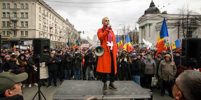 Marina Tauber, vicepresidenta del partido SURE de Moldavia, amigo de Rusia, habla durante una protesta contra el gobierno pro occidental y los bajos niveles de vida en Chişinău, Moldavia, el 28 de febrero de 2023.