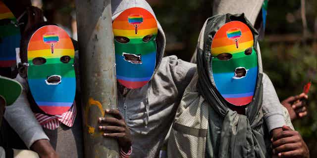 Legislador de Uganda presenta legislación para prohibir la homosexualidad en el país 4 Gays y lesbianas de Kenia y otras personas que apoyan su causa usan máscaras mientras protestan por la postura de Uganda contra la homosexualidad el 10 de febrero de 2014. El 28 de febrero de 2023, un legislador ugandés presentó una ley que busca prohibir aún más la homosexualidad en el país.