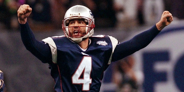 Penendang New England Patriots Adam Vinatieri merayakan gol lapangannya yang memenangkan pertandingan di paruh kedua Super Bowl XXXVI di New Orleans, Louisiana.
