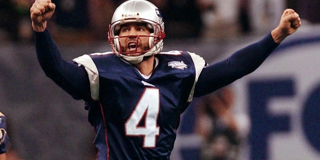 El pateador de los New England Patriots, Adam Vinatieri, celebra su gol de campo ganador en la segunda mitad del Super Bowl XXXVI en Nueva Orleans, Luisiana.