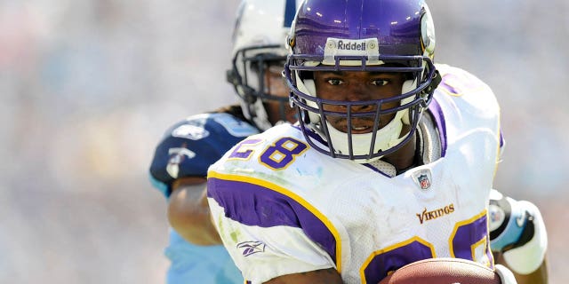 Adrian Peterson #28 of the Minnesota Vikings runs against the Tennessee Titans on September 28, 2008 at LP Stadium in Nashville, Tennessee.