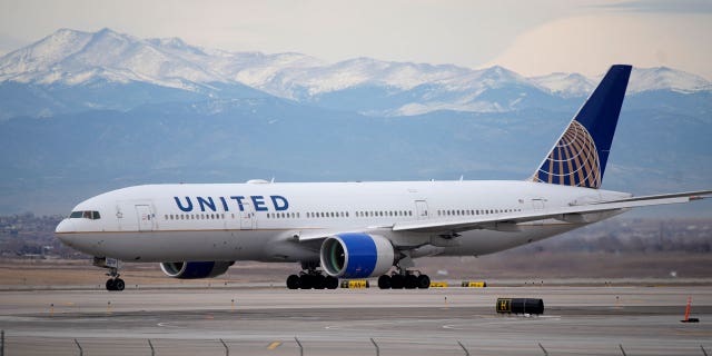 United Airlines jetliner