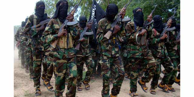 Pejuang Al-Shabab melakukan latihan militer di Somalia, pada 5 September 2010. Kepala negara Somalia, Djibouti, Ethiopia, dan Kenya telah sepakat untuk mengadakan kampanye militer untuk "Cari dan hancurkan" kelompok teroris.