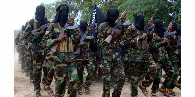 Pejuang Al-Shabab melakukan latihan militer di Somalia, pada 5 September 2010. Kepala negara Somalia, Djibouti, Ethiopia, dan Kenya telah sepakat untuk mengadakan kampanye militer untuk "Cari dan hancurkan" kelompok teroris.