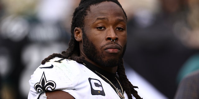 New Orleans Saints #41 Alvin Kamara mira contra los Philadelphia Eagles en el Lincoln Financial Field el 1 de enero de 2023 en Filadelfia.