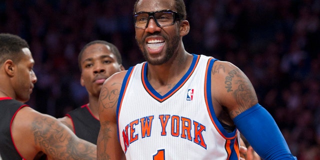 El alero de los New York Knicks, Amare Stoudemire, No. 1, reacciona después de anotar contra los Toronto Raptors en el último cuarto de su partido de baloncesto de la NBA en el Madison Square Garden de Nueva York, el 20 de marzo de 2012. 