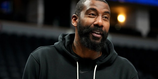 Amare Stoudemire, entrenador asistente de desarrollo de jugadores de los Brooklyn Nets, antes del partido contra los Denver Nuggets en el Ball Arena de Denver el 6 de febrero de 2022.