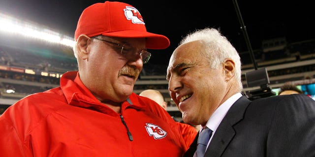 El propietario de los Philadelphia Eagles, Jeffrey Lurie, saluda al entrenador en jefe de los Kansas City Chiefs, Andy Reid, antes de un partido el 19 de septiembre de 2013 en el Lincoln Financial Field de Filadelfia.