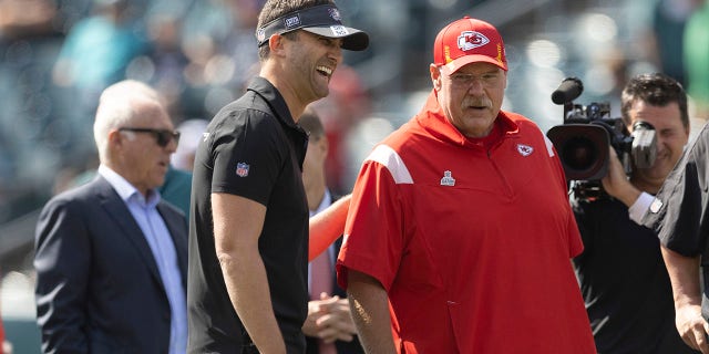 El entrenador en jefe de los Philadelphia Eagles, Nick Sirianni, habla con el entrenador en jefe de los Kansas City Chiefs, Andy Reid, mientras el propietario de los Philadelphia Eagles, Jeffrey Lurie, observa antes del partido en el Lincoln Financial Field el 3 de octubre de 2021 en Filadelfia, Pensilvania.