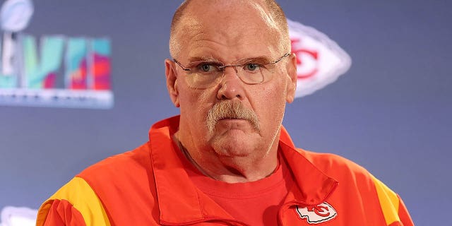 Andy Reid habla con los periodistas