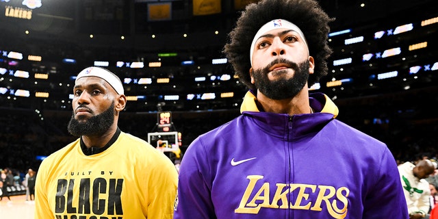 Lakers LeBron James y Anthony Davis antes del juego Oklahoma City Thunder en Crypto.com Arena el martes 7 de febrero de 2023 en Los Ángeles.