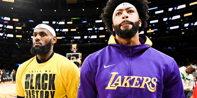 Lakers LeBron James y Anthony Davis antes del juego Oklahoma City Thunder en Crypto.com Arena el martes 7 de febrero de 2023 en Los Ángeles.