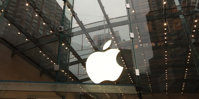 El logotipo de Apple cuelga dentro de la tienda minorista en Broadway el 10 de enero de 2023 en la ciudad de Nueva York. 