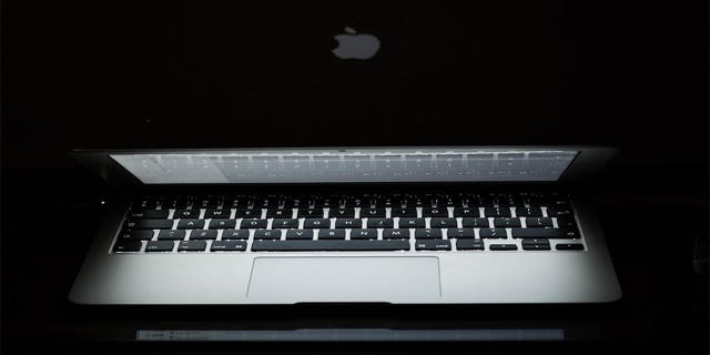 Masalah keyboard Apple MacBook telah memicu penyelesaian.