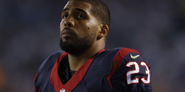 El corredor de los Houston Texans, Arian Foster, #23, mira contra los San Diego Chargers en el Qualcomm Stadium el 9 de septiembre de 2013 en San Diego.