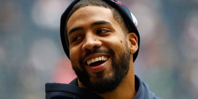 El corredor lesionado de los Houston Texans, Arian Foster, espera en el campo antes del partido contra los New England Patriots en el Reliant Stadium el 1 de diciembre de 2013 en Houston.