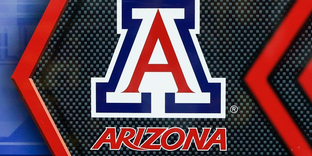 El logotipo de los Arizona Wildcats durante el partido de fútbol americano universitario entre los Arizona Wildcats y los Arizona State Sun Devils el 30 de noviembre de 2019 en el Sun Devil Stadium en Tempe, Arizona.