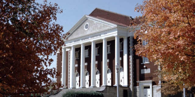 Pemandangan tahun 1955 dari Hughes Memorial Auditorium di Universitas Asbury, di mana kebaktian gereja terus berlanjut sejak 8 Februari.