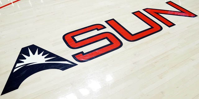 Ilogo ye-ASUN phansi ngaphambi komdlalo we-basketball wasekolishi phakathi kwe-Liberty Flames ne-North Alabama Lions e-Liberty Arena ngoJanuwari 27, 2022, e-Lynchburg, eVirginia.
