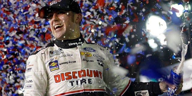 Austin Cindrick celebra después de ganar la 64.ª Copa NASCAR en las 500 Millas de Daytona en el Daytona International Speedway el 20 de febrero de 2022 en Florida.
