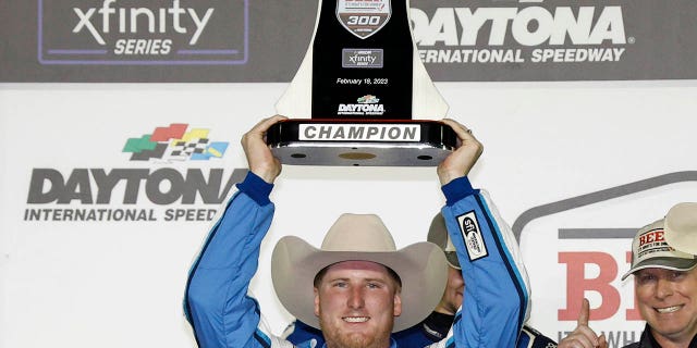 Austin Hill levanta el trofeo en el carril de la victoria después de ganar la competencia de la Serie Xfinity de NASCAR. Es lo que hay para cenar. 300 el 18 de febrero de 2023 en Daytona Beach, Florida.