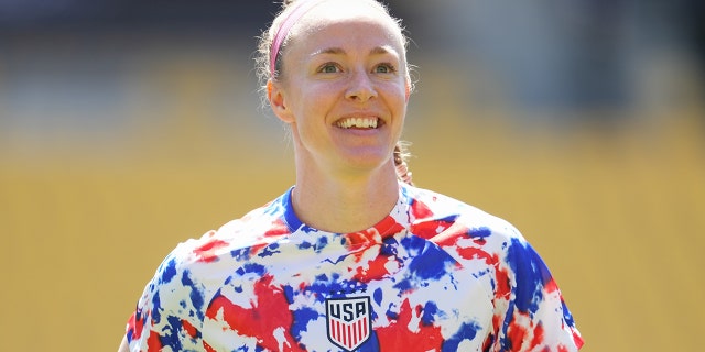 #4 Becky Sauerbrunn de los Estados Unidos se calienta antes de un partido entre Nueva Zelanda y los Estados Unidos en el Sky Stadium el 17 de enero de 2023 en Wellington, Nueva Zelanda.