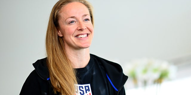 Becky Sauerbrunn es entrevistada durante un campamento de entrenamiento de jugadoras de la Selección Nacional Femenina de Estados Unidos en The Cloud el 13 de enero de 2023 en Auckland, Nueva Zelanda.