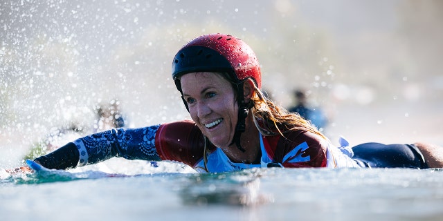 Bethany Hamilton de Hawái surfea en la ronda 5 de los octavos de final en Billabong Pro Pipeline el 2 de febrero de 2022 en Haleiwa, Hawái.