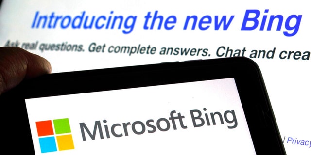 El logotipo de Microsoft Bing y la página del sitio web se ven en esta foto tomada en Nueva York el 7 de febrero de 2023. 