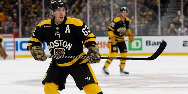 Brad Marchand, #63 de los Boston Bruins, patina contra los Washington Capitals durante el primer tiempo en el TD Garden el 11 de febrero de 2023 en Boston. Los Capitalinos ganaron 2-1.