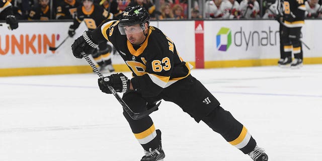 Brad Marchand, #63 de los Boston Bruins, patina contra los Ottawa Senators en el TD Garden el 20 de febrero de 2023 en Boston.
