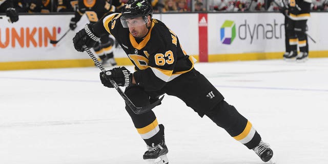 Brad Marchand, #63 de los Boston Bruins, patina contra los Ottawa Senators en el TD Garden el 20 de febrero de 2023 en Boston.