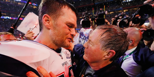 Tom Brady de los New England Patriots habla con el entrenador en jefe Bill Belichick después de que los Patriots derrotaron a los Rams 13-3 en el Super Bowl LIII en el Mercedes-Benz Stadium el 3 de febrero de 2019 en Atlanta, Georgia.