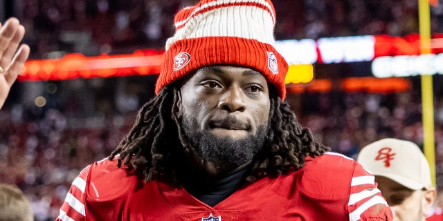 El receptor abierto de los San Francisco 49ers, Brandon Aiyuk, sale del campo después del partido de los Dallas Cowboys en el Levi's Stadium en Santa Clara, California.