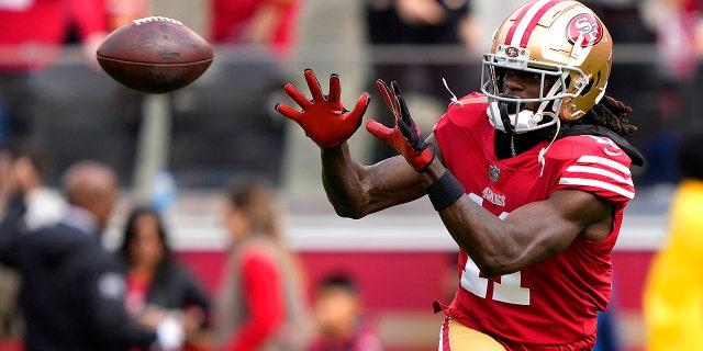 Brandon Aiyuk de los San Francisco 49ers se calienta antes del partido de los Arizona Cardinals en el Levi's Stadium el 8 de enero de 2023 en Santa Clara, California.