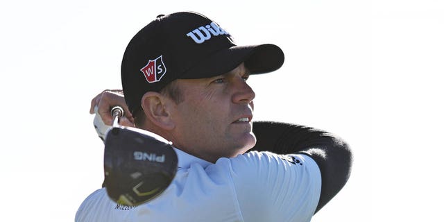 Brendan Steele de los Estados Unidos juega su putt número 14 en South Course durante la tercera ronda del Farmers Insurance Open en Torrey Pines Golf Course el 27 de enero de 2023 en La Jolla, California. 