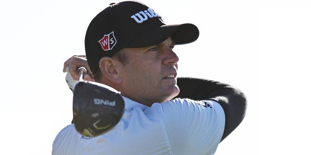 Brendan Steele de los Estados Unidos juega su tiro desde el hoyo 14 en el Campo Sur durante la tercera ronda del Farmers Insurance Open en el campo de golf Torrey Pines el 27 de enero de 2023 en La Jolla, California. 